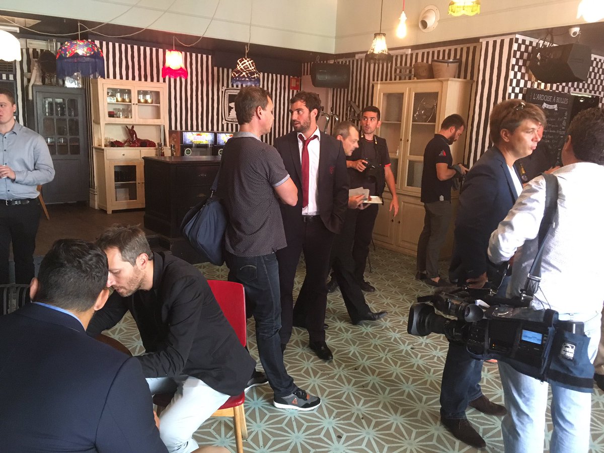 TeamOrangeRugby's tweet photo. Les joueurs répondent aux questions des journalistes avant le début du #TOP14 ce week-end ! #ConfTOP14 https://t.co/85FSVTNuGQ