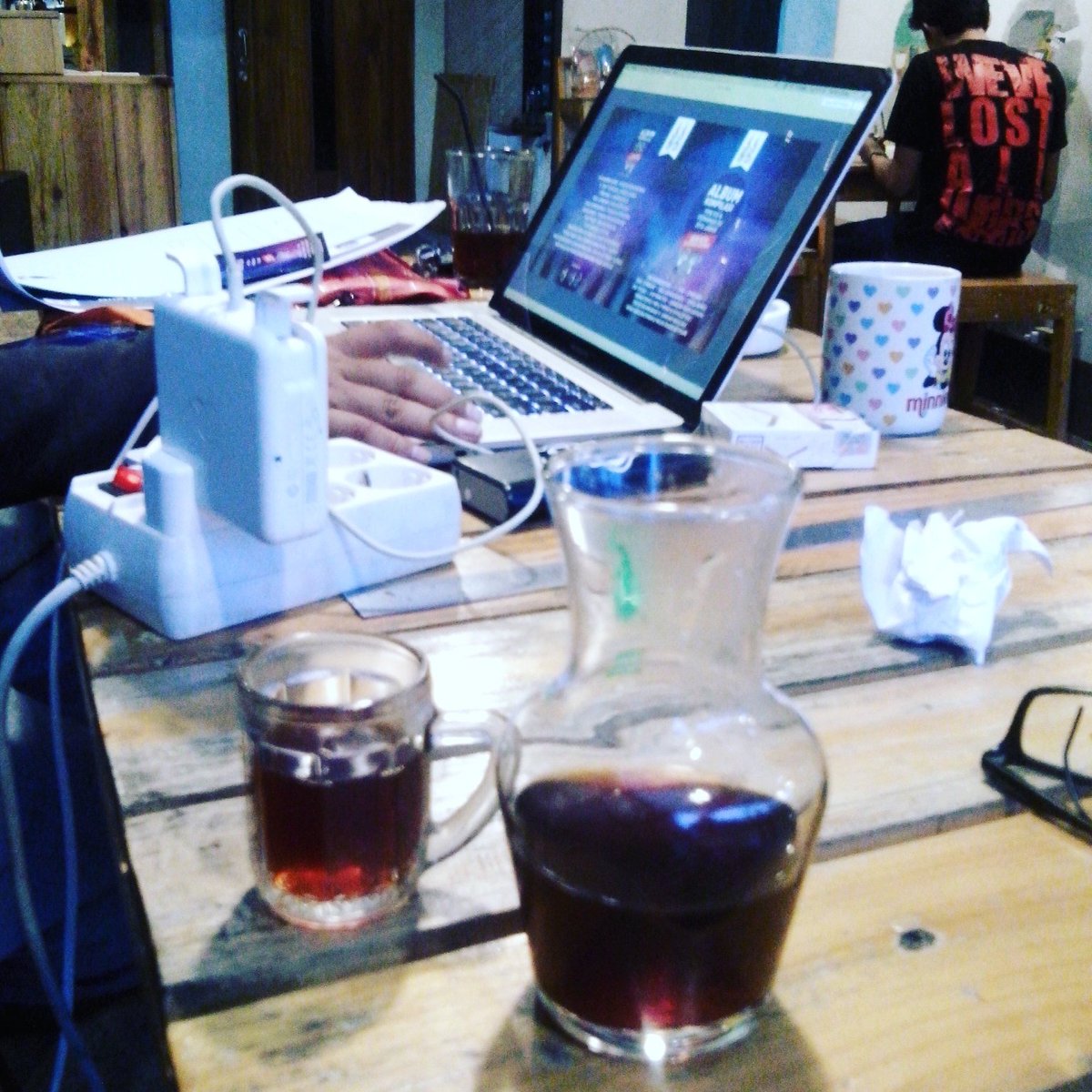 Dikejar deadline, tetep black kopi, temen yg ideal mencambuk, walaupun fashion coffee berkembang hebat sekalipun