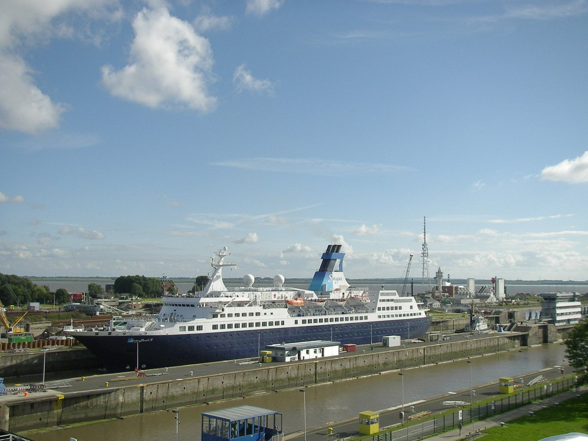 @elb_link <a href="/Penelope_DL/">Penelope</a> Ja, die Ausblicke im Norden, die haben was! Auch auf der anderen Elbseite (dank Riesenrad):