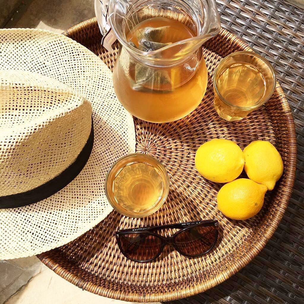 DeboSweetParis's tweet photo. L'été c'est thé glacé ☺️💛 #homemadeicetea #summerdrink https://t.co/vAzcClo9k8 https://t.co/pqitkIvpIS