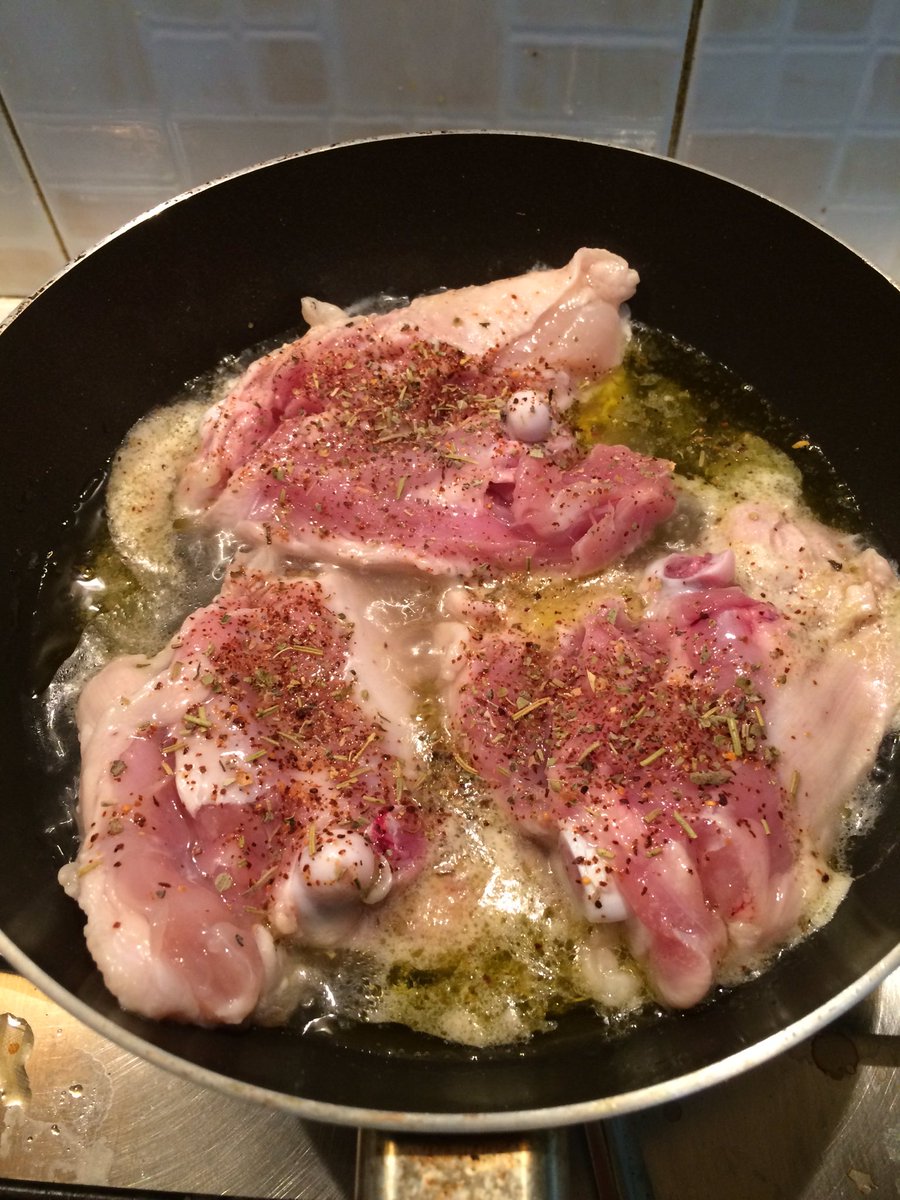 tedeschivola's tweet photo. #ChefClaudio prepara il pollo cotto in variante dietetica in acqua e olio unito ai peperoni sul finale😉..et voilà! https://t.co/xoeM401n1q
