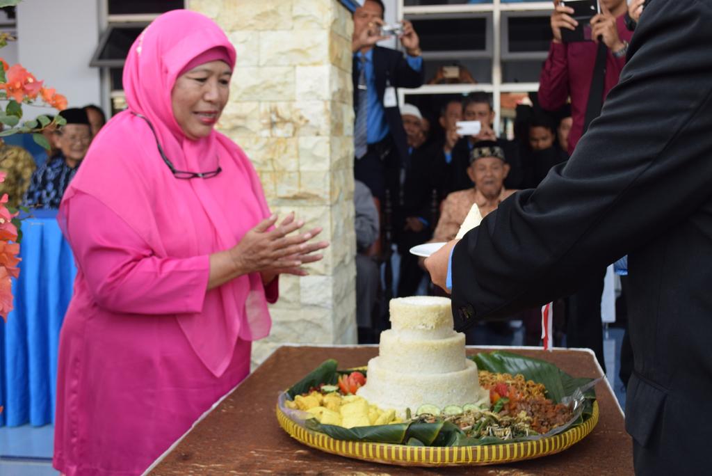 mpkosis_smansa's tweet photo. Pemotongan tumpeng😄

#5mans4nniversary https://t.co/RNGGvjoPsf