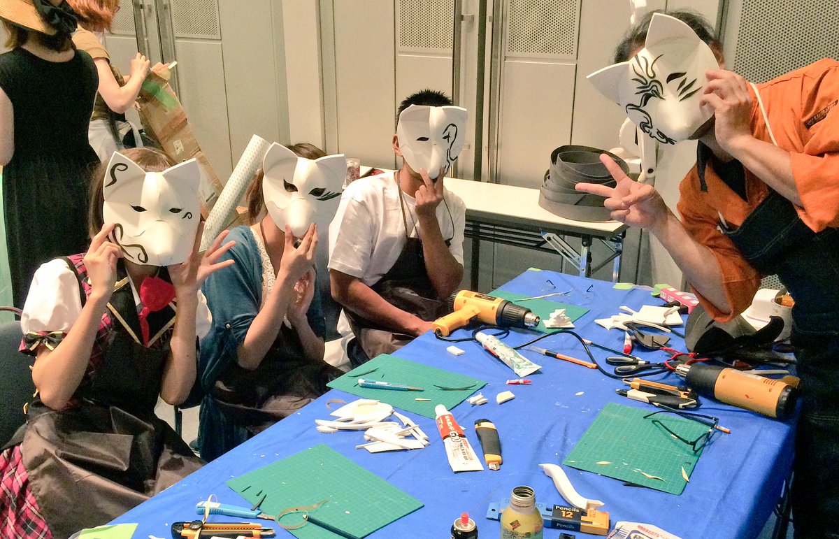 wwwwwwww8's tweet photo. となコレ三日目！！！
コスプレファクトリー造形教室
お疲れ様でした〜
今日もみんなで狐面出来ました✨

ちょっとでも造形楽しいって感じてくれてたらなと思いました。
ありがとうございましたー🎉

#コスプレファクトリー造形教室 https://t.co/FMBhjFdegY