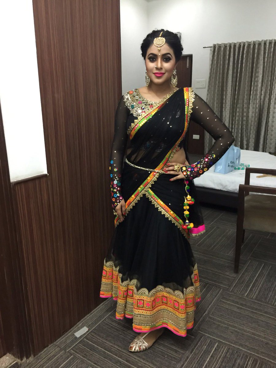 ShamnaFandom's tweet photo. Shamna Kasim Getting Ready For Mirchi Awards @shamna_kasim #ShamnaKasim #Shamna #poorna https://t.co/nsoCi7pSQB https://t.co/VVN968YeMa