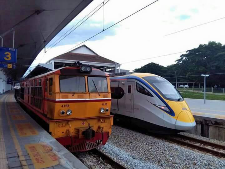 AjKengMaster's tweet photo. รถไฟไทย รถไฟมาเลเซีย
ณ สถานีรถไฟ ด่านปาดังเบซาร์ https://t.co/WmMnNkmBuD