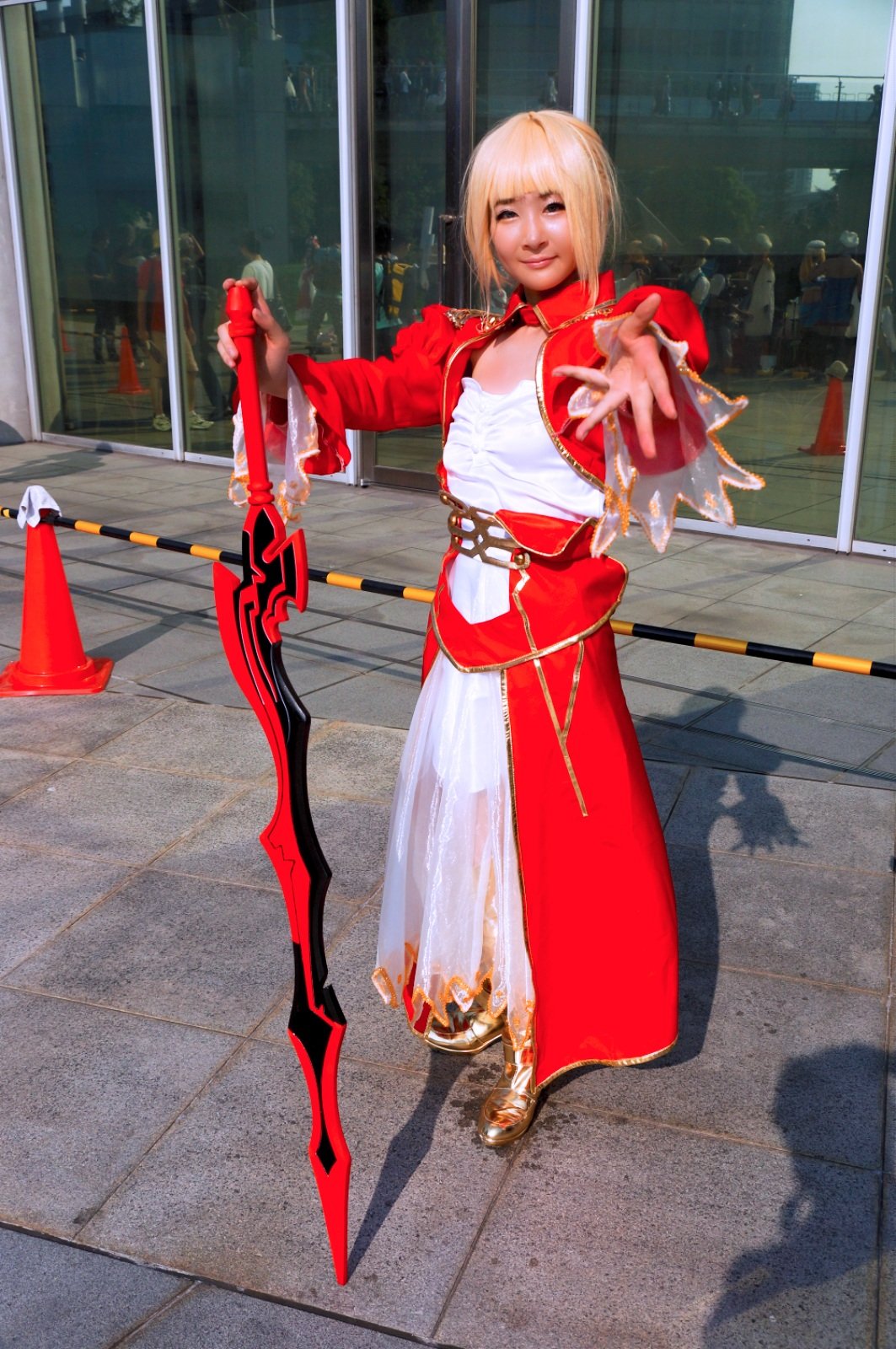 توییتر ばしみけ Pちゃん در توییتر コミケコスプレ写真 赤セイバー いをり様 小物の剣も格好良く 神聖なセイバー様って感じのコスでした 剣を構えても貰ったんですが 雰囲気が こっちの方が出ていたので ナイスコスでした C90 コスプレ セイバー