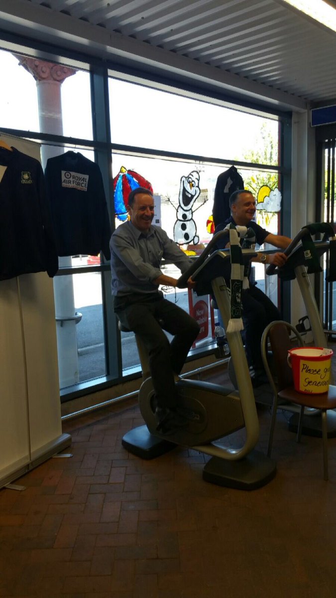 ArgyleWFC's tweet image. As we enter the home stretch at @TescoKings thank you to Gary the store manager for his personal support!