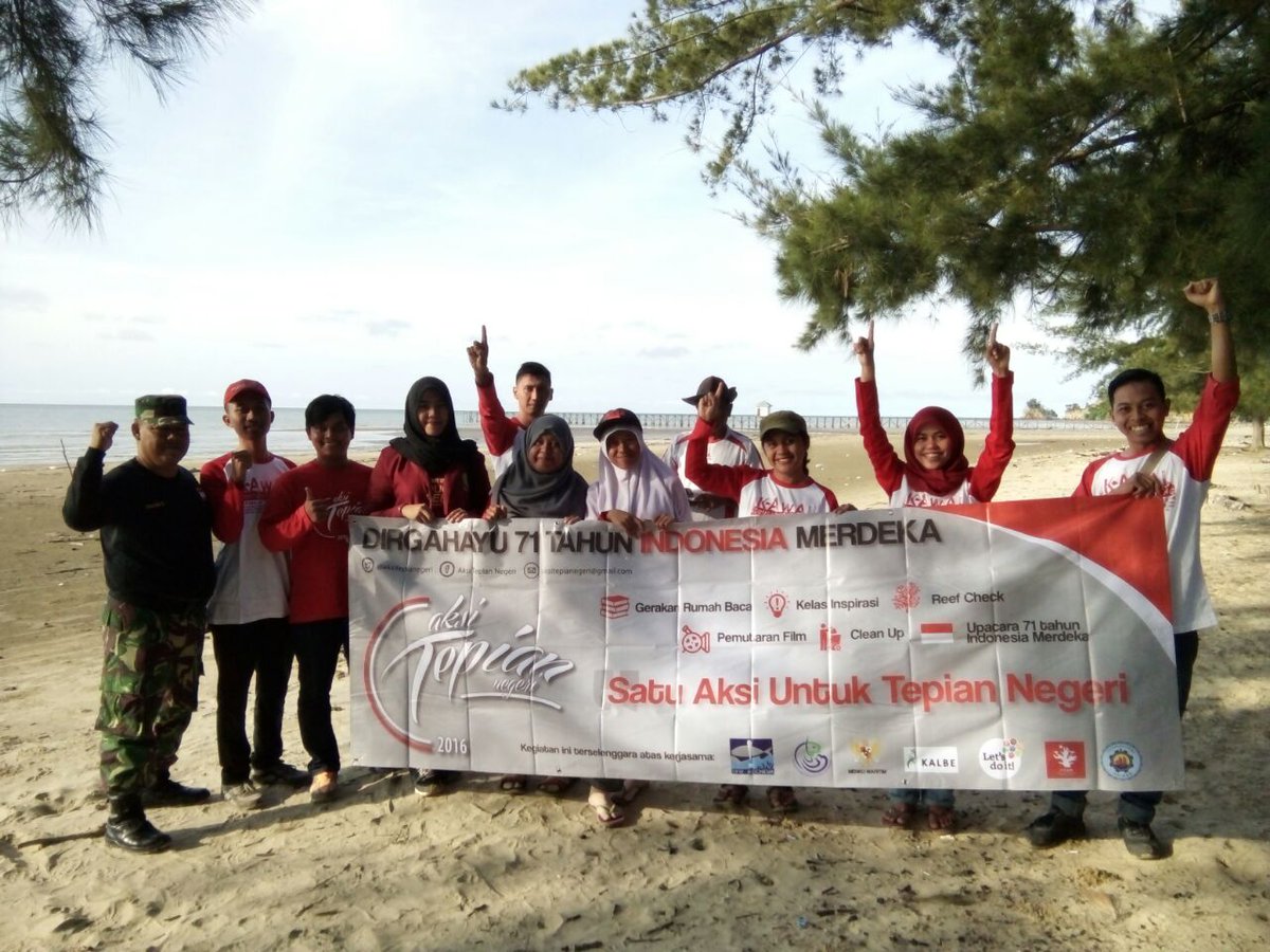 la_abdie's tweet photo. Aksi bersih pantai di P. Sebatik. Salah satu PPKT di Kalimantan #ATN2016 @DitjenPRL @satyamurti https://t.co/5ioehlmwlD