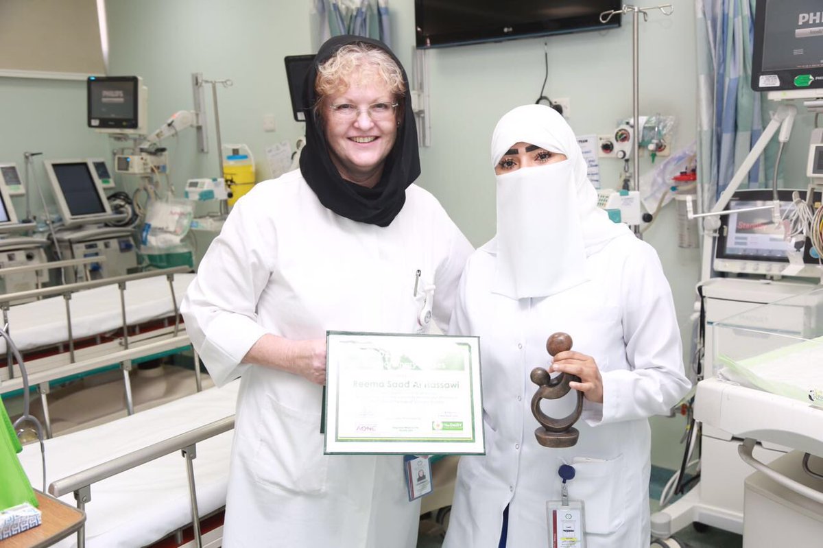 الآن :

ريما سعد الحساوي تحصل على #جائزه_ديزي_للممرضين  بـ #مدينة_الملك_سعود_الطبية
#وزارة_الصحة
#التمريض