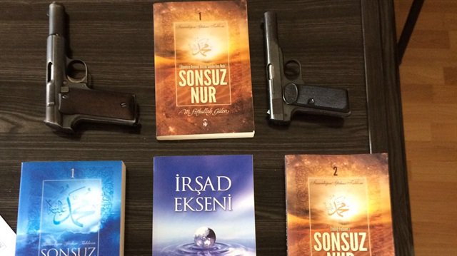 mediattick's tweet photo. PKK'lının evinden FETÖ elebaşının kitapları çıktı
 https://t.co/s7FGmIQozy https://t.co/J5j7vpvBn5