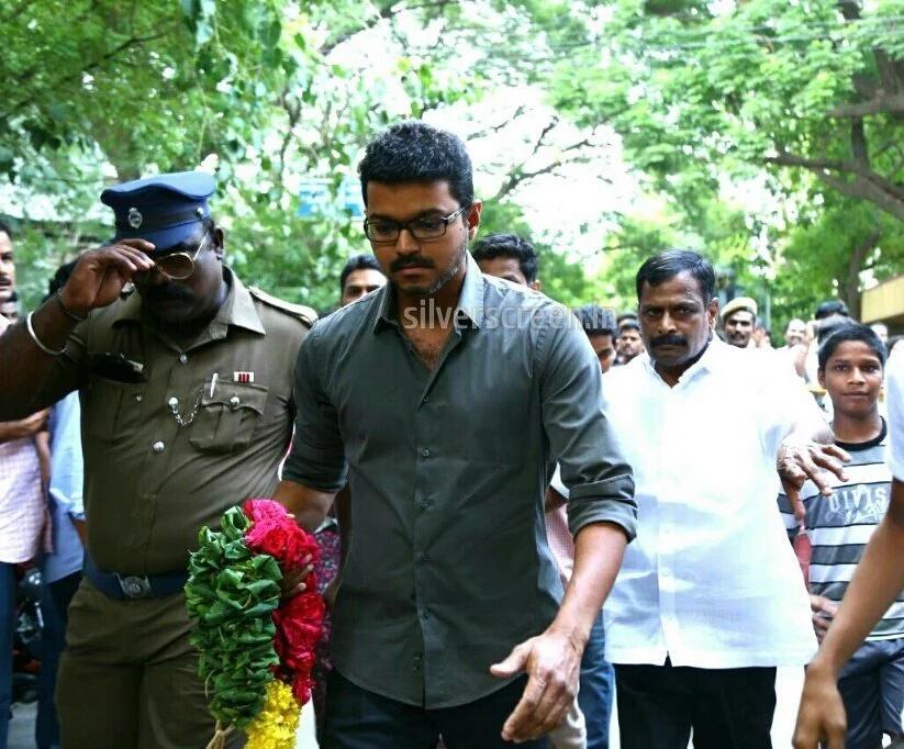 vinee_says's tweet image. #Vijayக்கு ஹேர் லாஸ்ன்னு டேக்லாம் அடிச்சானுங்க,அடப்பாவிங்களா.! அது வடையா? #Fit n Handsome at #FourtyThree #TheriBaby