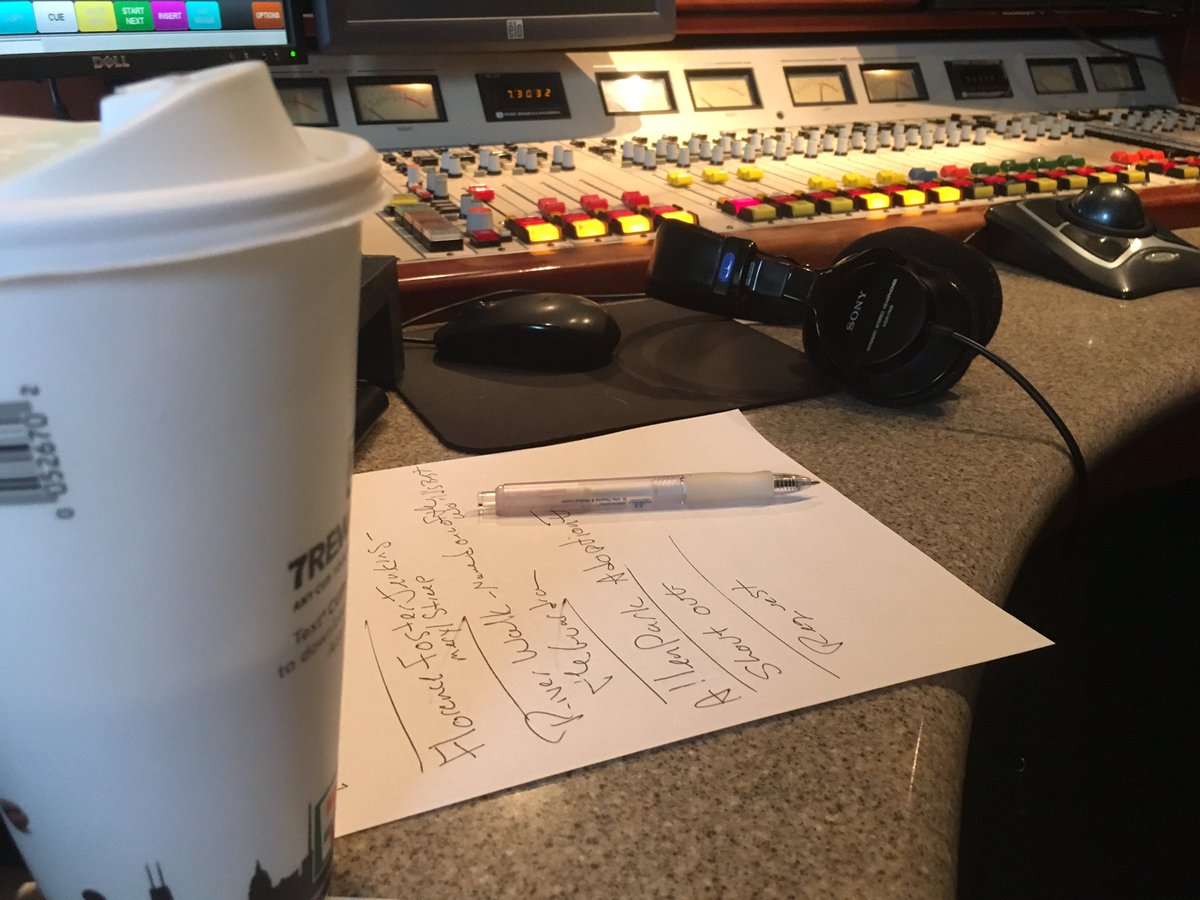 DJJamieDetroit's tweet photo. #showprep on the air til10 @963WDVD https://t.co/jyBqpZoQP1