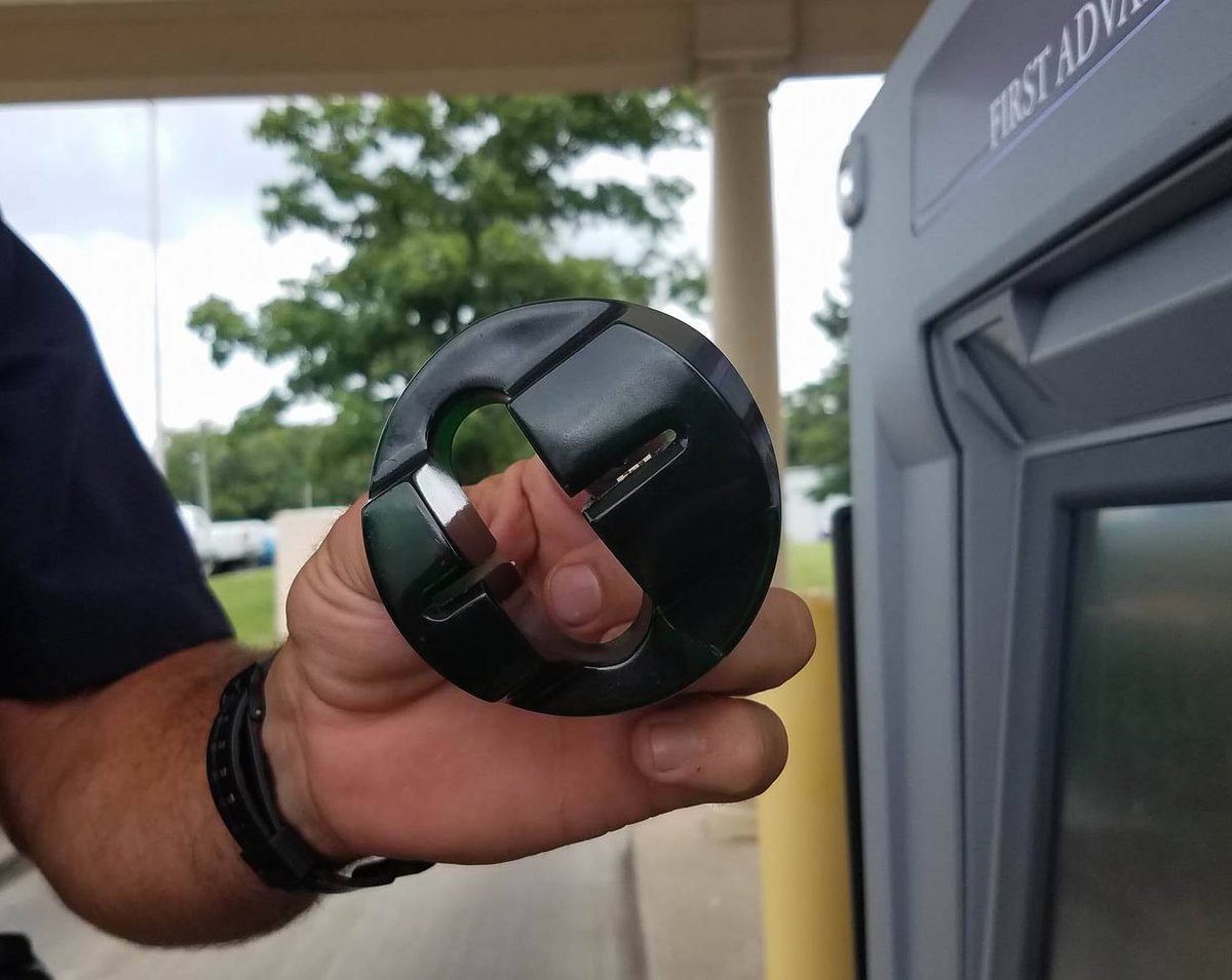 clarksvillenow's tweet photo. Credit/debit card skimmers found on 4 bank ATM’s in #Clarksville https://t.co/PkldUJlUOw  #clarksvillenow https://t.co/G6s5VEsBEE