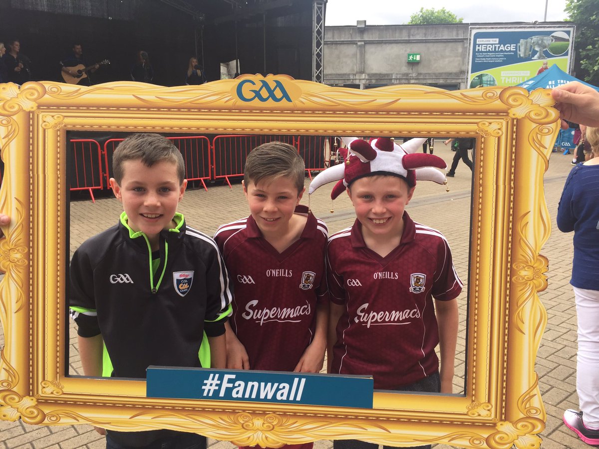 carmelmurphy1's tweet photo. #fanwall Rob, Dan &amp; Matthew from belclare come on Galway! https://t.co/m52iTZqWQl