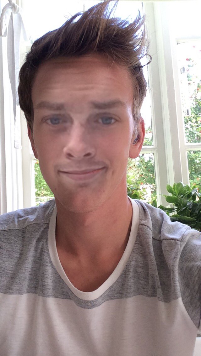 StorBlom's tweet photo. Längtar till hockeyn drar igång så jag får spara ut mitt slutspelsskägg 👨🏻🏒 https://t.co/FiX23B75gj