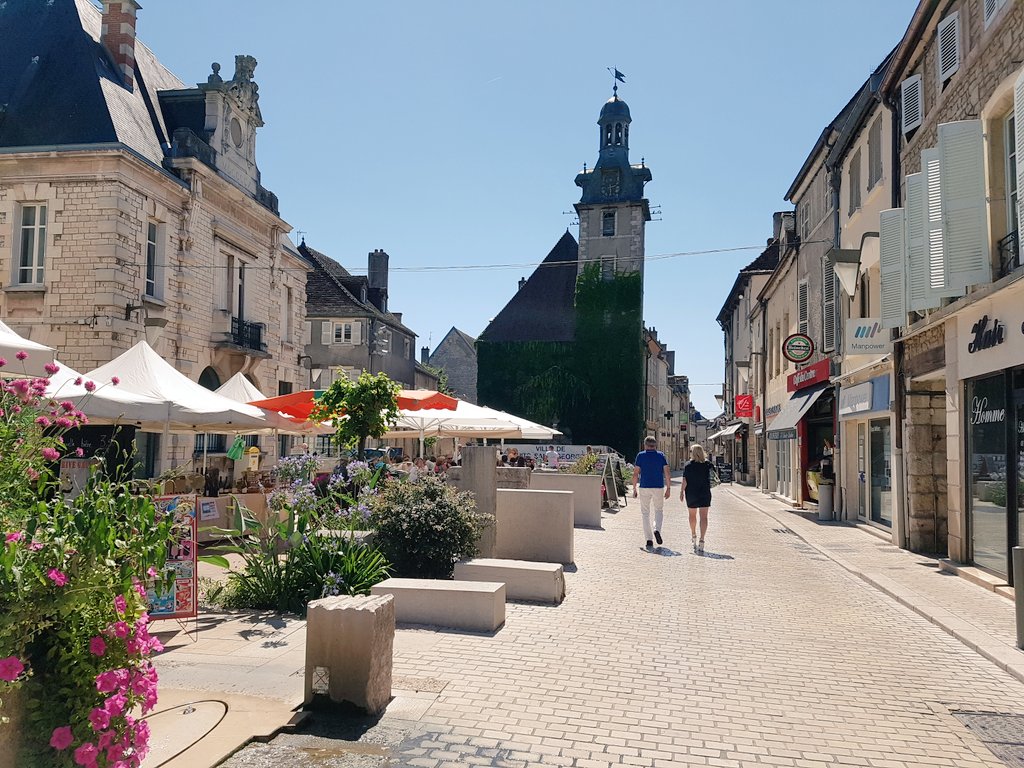 vadrouilleurs's tweet photo. Ah la #Bourgogne, ses grands crus &amp; spécialités régionales, ici à  #NuitsSaintGeorges 😉
#visitnuits @CotedorTourisme https://t.co/BPFe3ra0JF