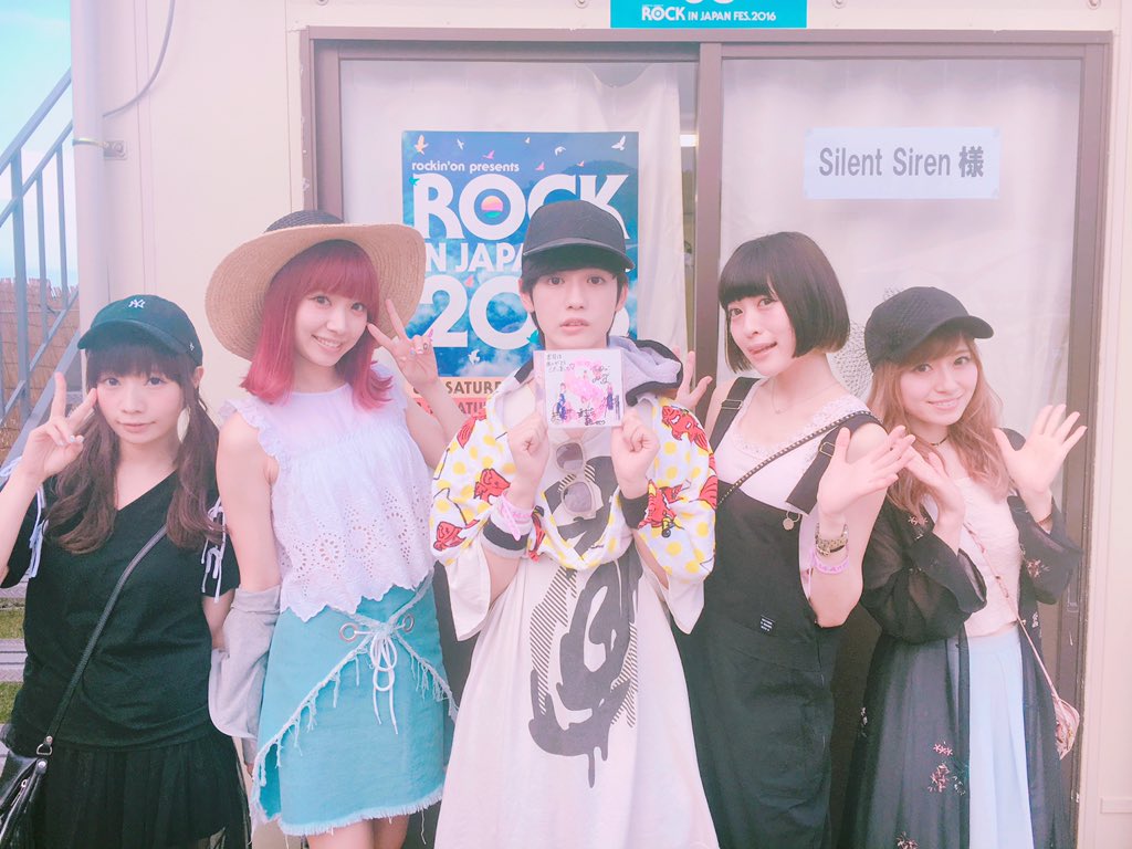 aaaaao_e's tweet photo. ロッキンにて Silent Siren の皆様と…！

サンニブでもずっと流しててずっと会いたくって会いたくって、やっとお会いできた😭🙏🏻

CDも頂けて幸せだ 😭ありがとうございました😭😭💭

ロッキン行けてよかった😭 https://t.co/XjRu9pnnVZ