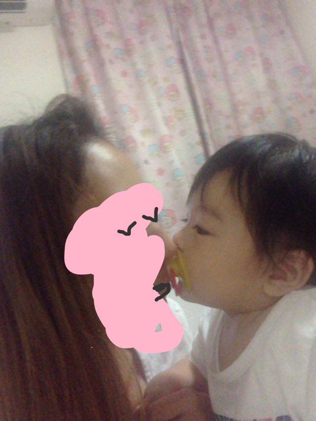 eeechu12's tweet photo. 膝につかまり立ちして
ちゅーしてくる😐💋

おしゃぶりしてんのにw痛いわ！笑 https://t.co/63oU6TcL7Y