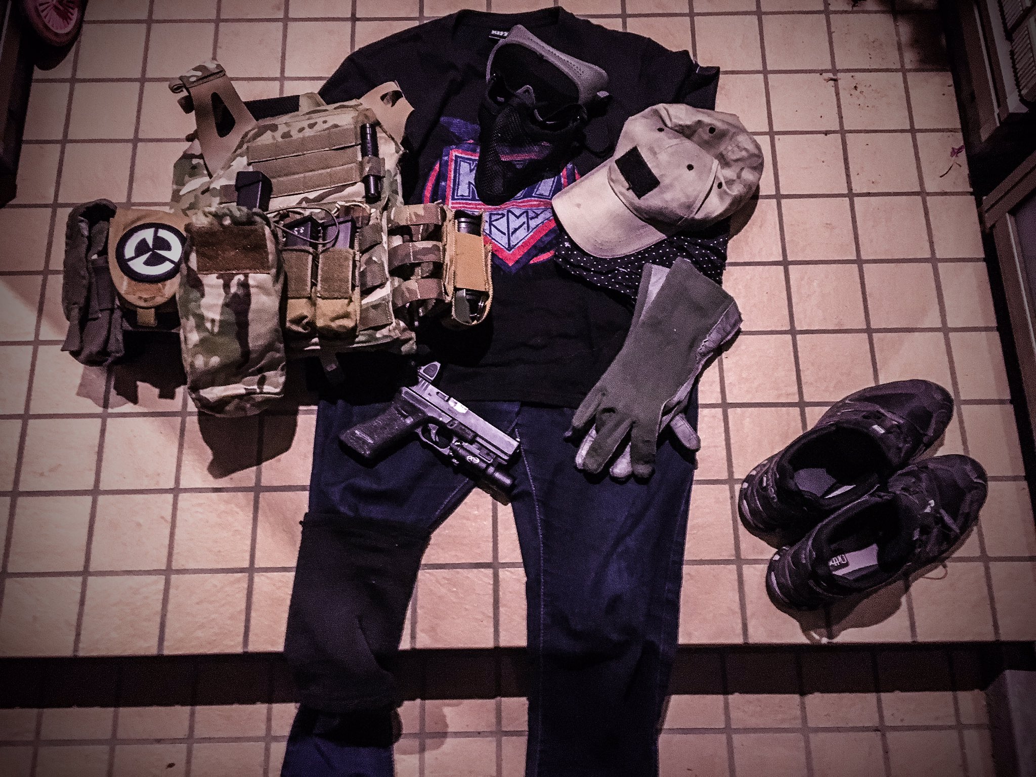 Shumpelinyon On Twitter フェイスガードはグロック メッシュ とm4 サンセイ頬付けカット で使い分けてました 二ーパッドはスポーツ用サポーター バンダナはバーバリーのハンカチ あとはサイクロン欲しくなった うらきん用装備考えるの楽しい