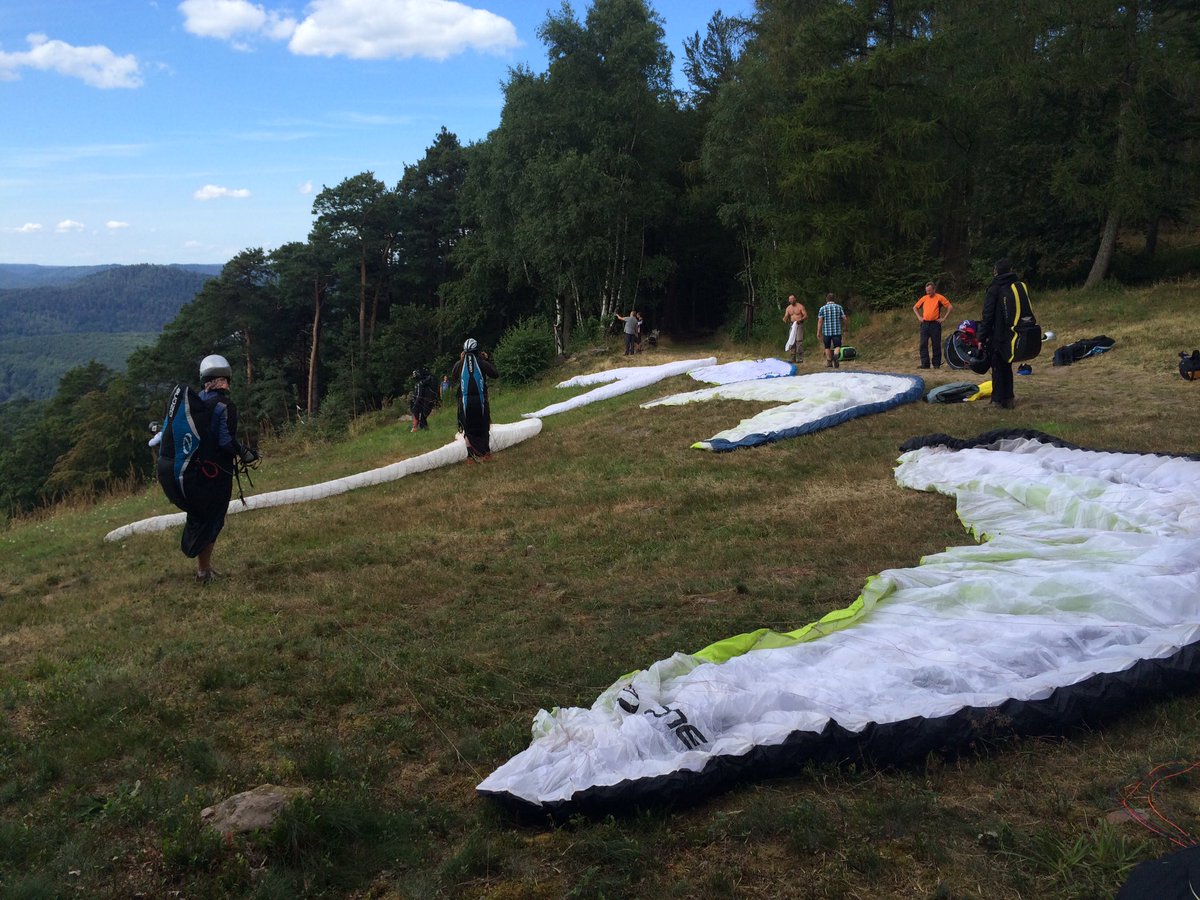 lebedraussen's tweet photo. Schöne Aussicht aber kein Wind. #Parawaiting ist angesagt 😐 #Paragliding #Pfalz #RLP https://t.co/CcFKOzUonq