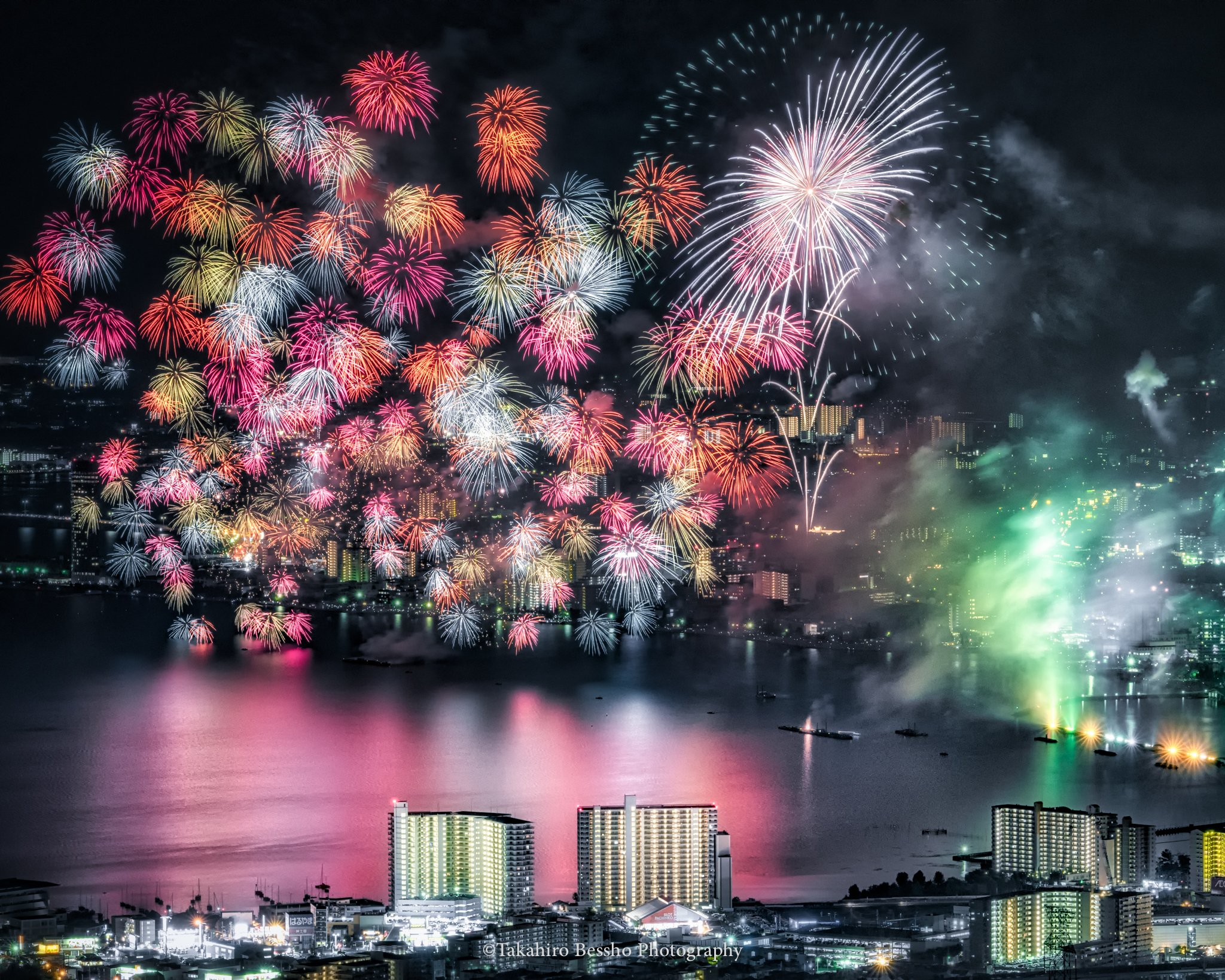 別所隆弘 Takahiro Bessho 16年の琵琶湖花火からはこれが最後のアップになりそうです こんなに美しく楽しい 花火大会が故郷で行われていることに喜びを感じます 多重露光や合成は使っていません 琵琶湖花火大会 大津 滋賀 琵琶湖 花火 Nikon