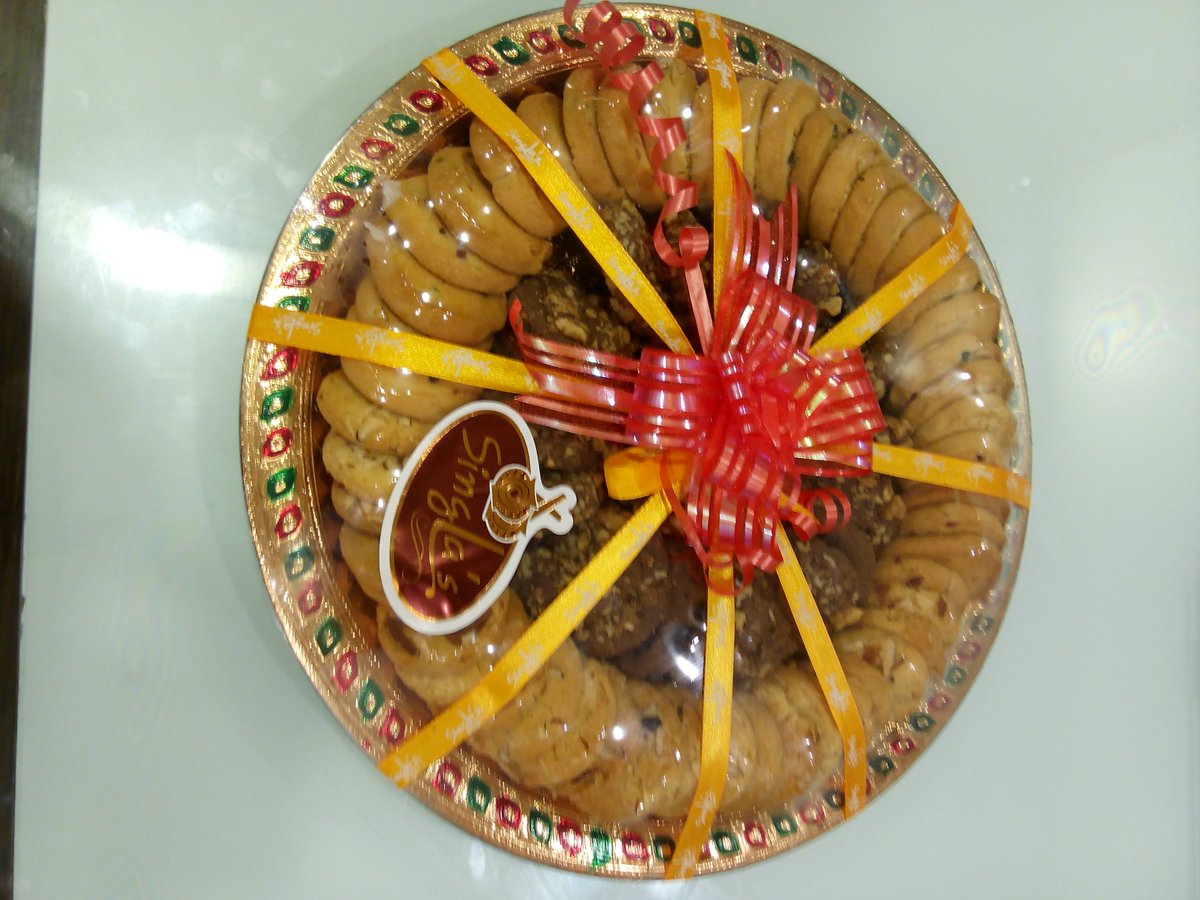 SinglaSweets's tweet photo. This rakhi celebrate with Singla's Sweets. Lot's of gift as Sweets,Namkeen,Biscuit, Chocolate,Dryfruits &amp; Many More. https://t.co/rTtIP0UT8B