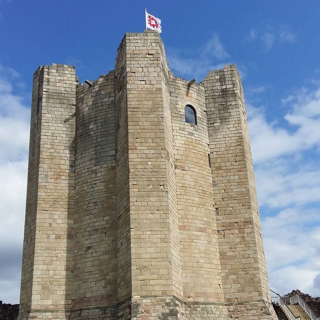 A good day to visit a castle! #conisbrough #conisbroughcastle #castle #history #medievalhi… ift.tt/2bhcpdD