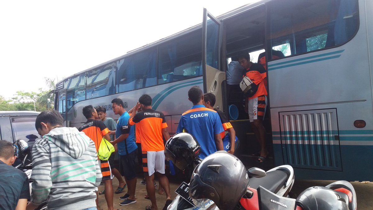 Rombongan pemain saat tiba di stadion