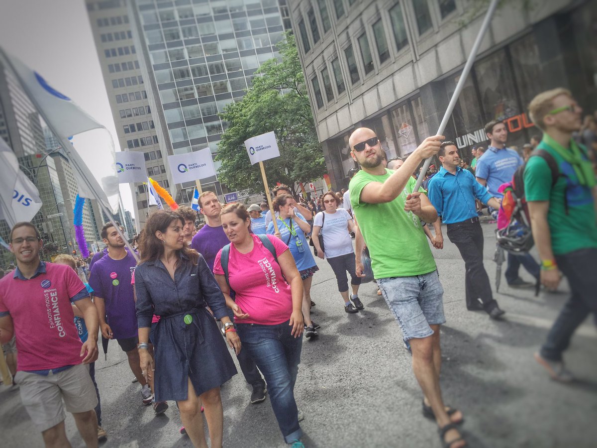 De l'equipehivon: .vhivon et sa belle gang colorée à #FiertéMtl! 😀 #égalité #hivon #confiance