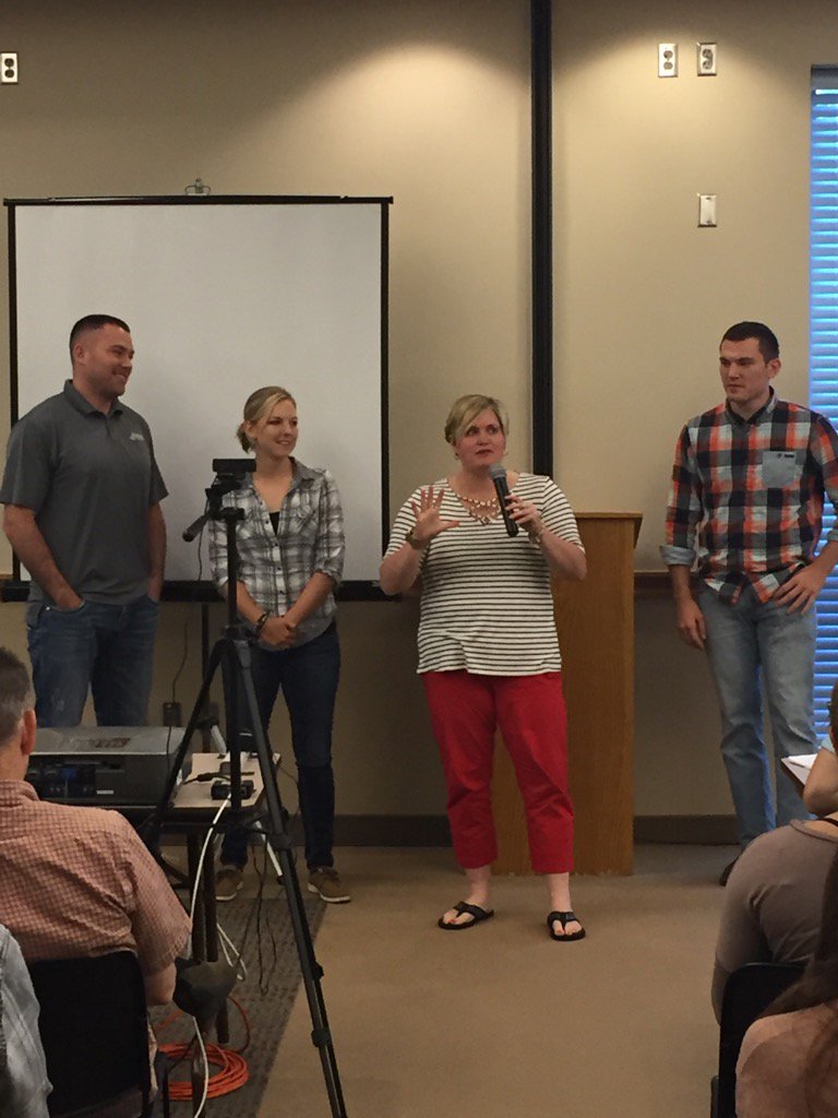 meforeverfree's tweet photo. Jen Hesse getting the best out of a panel at the tm mtg! #talented #heartandhustle #bcourageous2day https://t.co/jfbYHkz26B