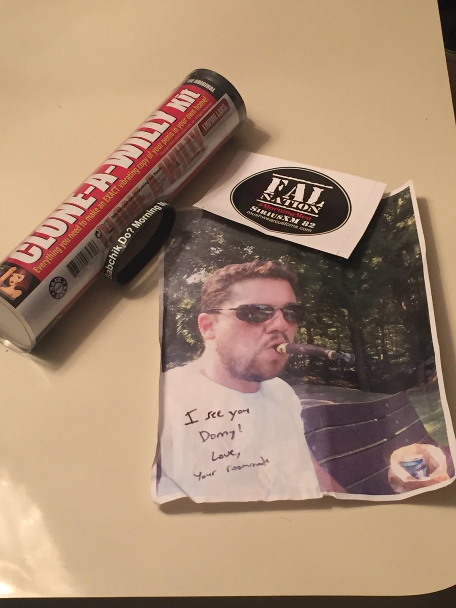 DjSchantz91's tweet photo. @EvCoRadio @Babchik got @DonnyVantage a present??Something tells me I got the wrong Fal care package. No ski hat?? https://t.co/qQDmGbfjC2
