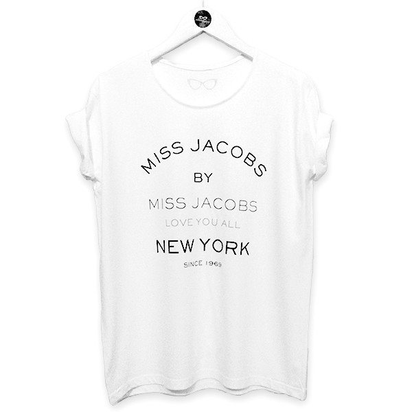 OndaGordum's tweet photo. #SeviyorSevmiyor İrem'in beyaz sweatshirt'ünde yazanlar :) #MissJacobs 👉 (en altta NewYork yerine London yazıyor) https://t.co/ixVv7CHnsM