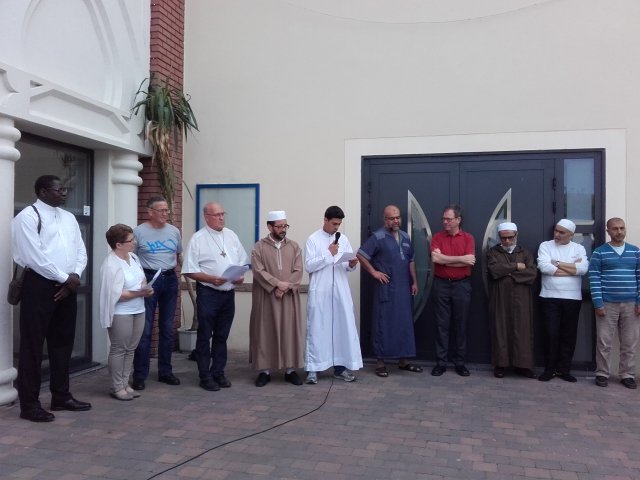 ici_nord's tweet photo. Une cinquantaine de personnes à la mosquée #halluin pour un moment de fraternité entre les religions https://t.co/6xH6CWMtNA