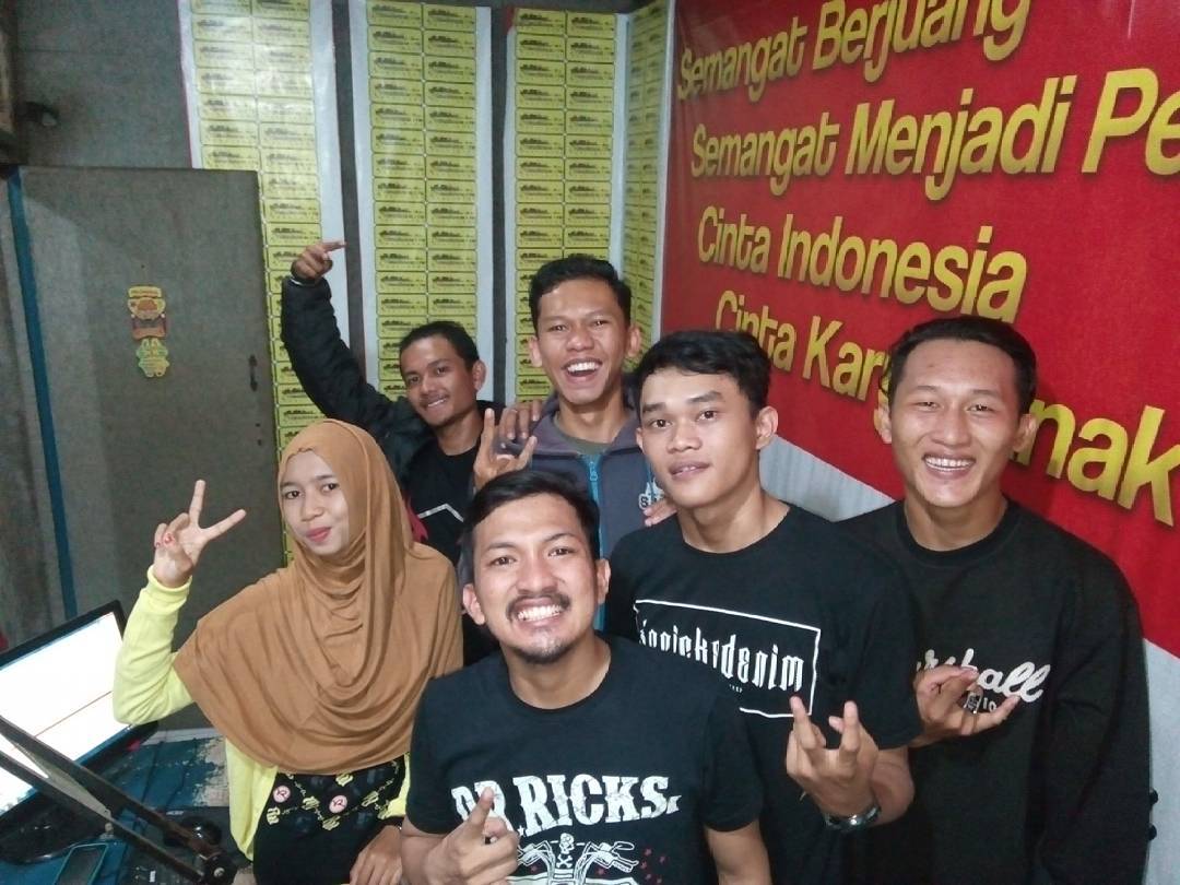 FiversPontianak's tweet image. Fivers Pontianak On Air @primadonafm single Ketiga FM "Cinta Kedua"
@Ricky_fm 
@Chie_fm 
@irulfm 
@Aria_FM 
@drie_fm