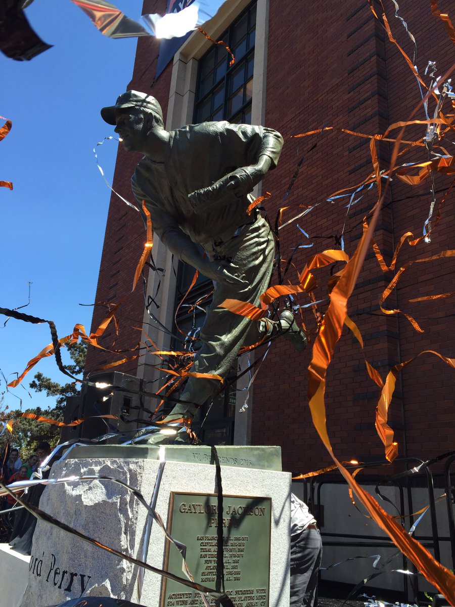 TheVacationDR's tweet photo. @diamondresorts #EventofALifetime guest attended #Gaylord's statue unveiling, a game and a private lunch with him. https://t.co/gj5uWADxbe