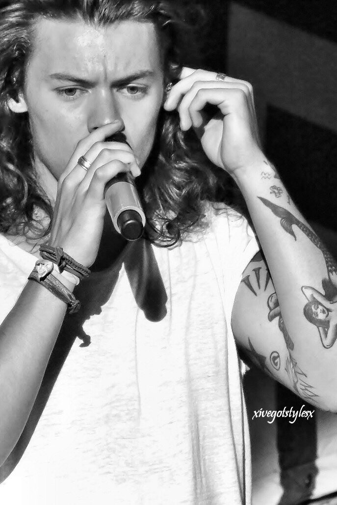 tradeftharry's tweet photo. maybe one day i'll hug him and then i can finally say that "i reach my goal.". https://t.co/RiH4PzFzGW