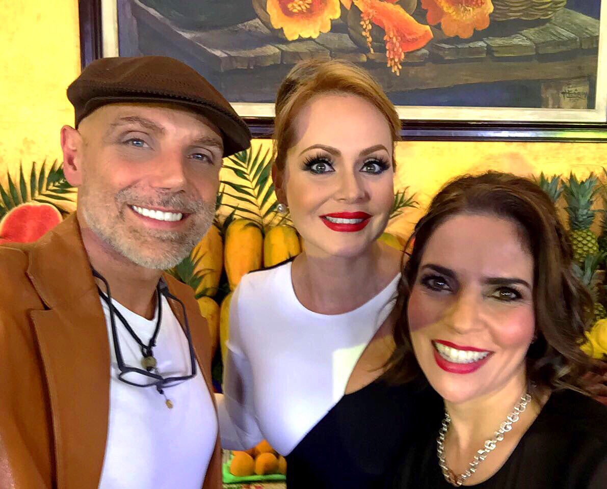 Manuel_Landeta's tweet photo. Celebrando #1AñoDeTradiciones @ArroyoTradicion en gran compañía @gabyspanic @anamaalvarado 
HOY 10pm 121 @skymexico https://t.co/s4rvrUMgo4