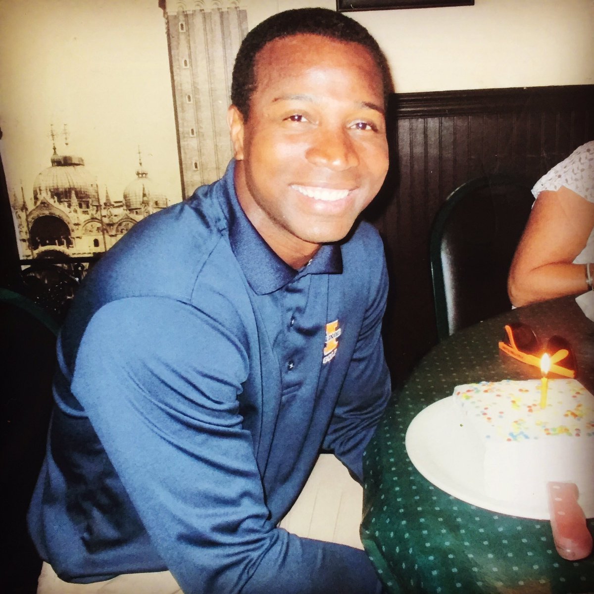 VerucchisDining's tweet photo. Happy Birthday, @deebrown11 ! Thanks for celebrating here with us at @VerucchisDining ! #deeforthree #ill #ini #11 https://t.co/tKs6ogdXzb