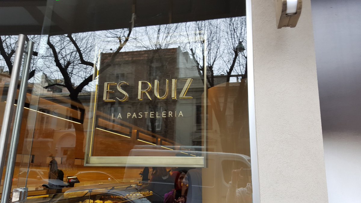 Apareció esto en #Caballito... claramente un barrio no apto para la gente que quiere hacer dieta. #EsRuiz