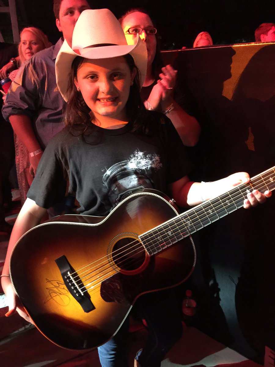 @BradPaisley Thank you so much! Kayla is SO PROUD of this! #FutureGuitarPlayer #LifeAmplified #MomsAFanSince99