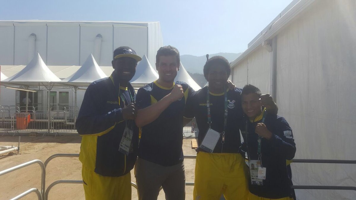 #ECU Ministro <a href="/xavierenderica/">Xavier Enderica</a> , los boxeadores olímpicos y <a href="/estebanenderica/">Esteban Enderica</a> alentando a @jeanthesspace en #Rio2016