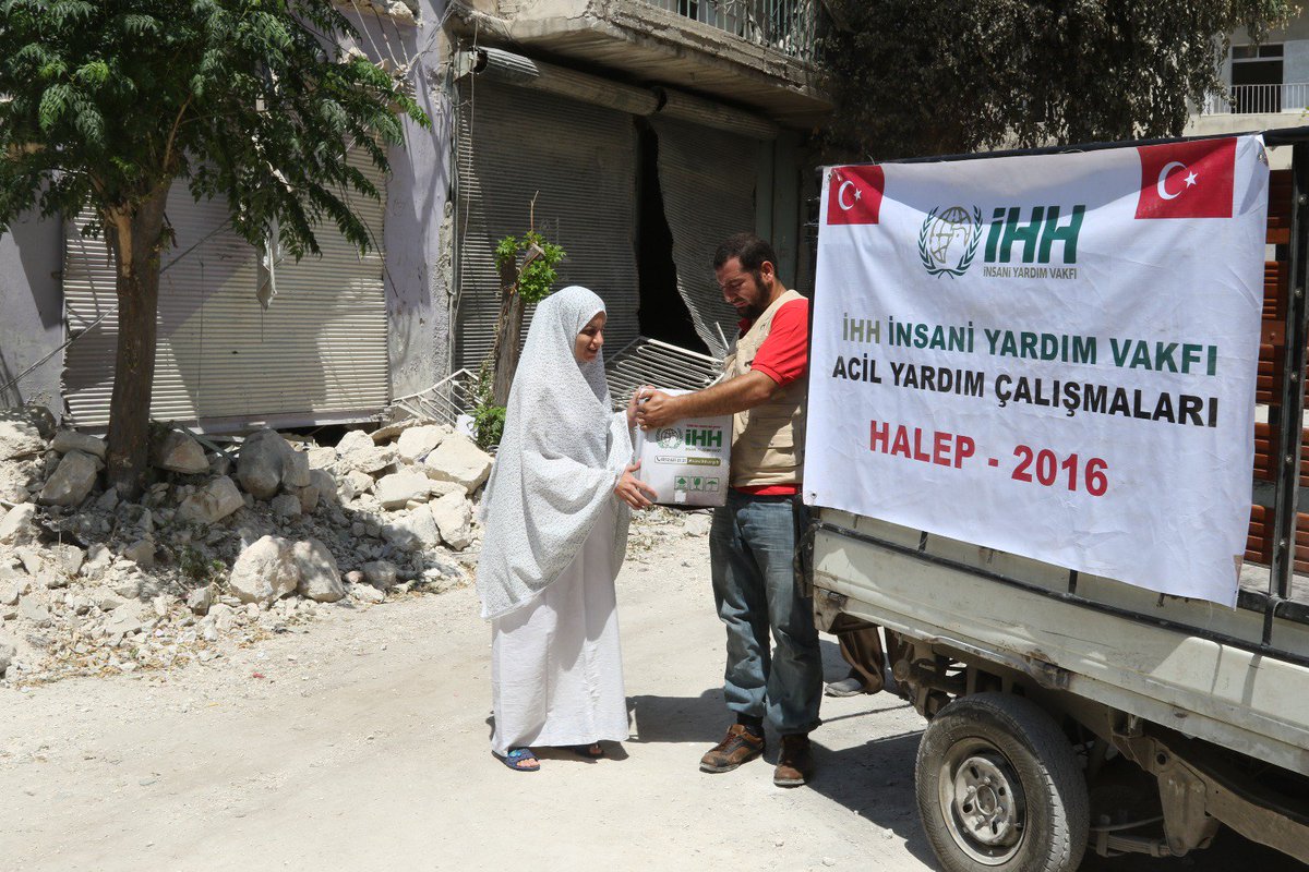 IHHen's tweet photo. Our aids to #Aleppo continiue. We distributed 2100 food packs, a ton of milk and 5000 breads with @RAFfoundation. https://t.co/nC6KfBC6hS