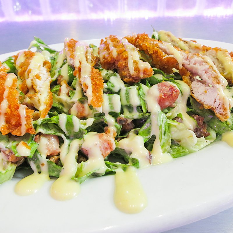 Caffe90Express's tweet image. Mixturas de lechuga con delicioso pollo al grill, queso parmesano, crotones y tocineta ¿Qué más puedes pedir?