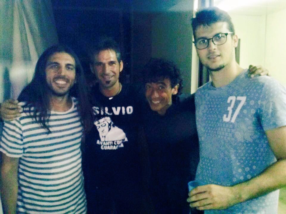 Nuestra camiseta de nuestro #Silvio donde debe de estar, rodeada de arte. Y el que la lleva el más artista. 😂