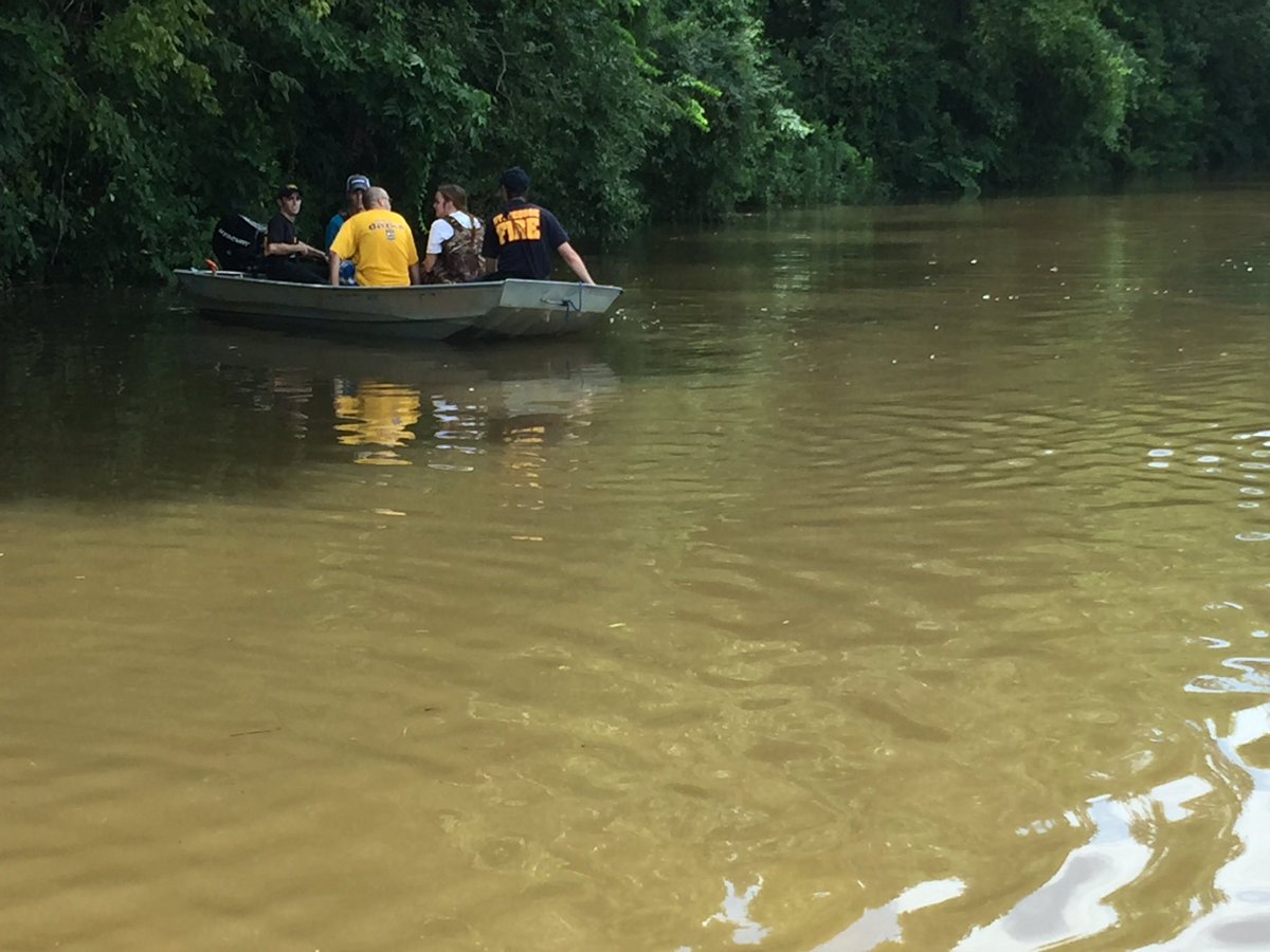 Ali_Enos's tweet photo. Too close! RT @BrettBuffington: Rescues underway in south BR along S. Kenilworth Pkwy, as the water rises there. https://t.co/FzQ76q2kWI