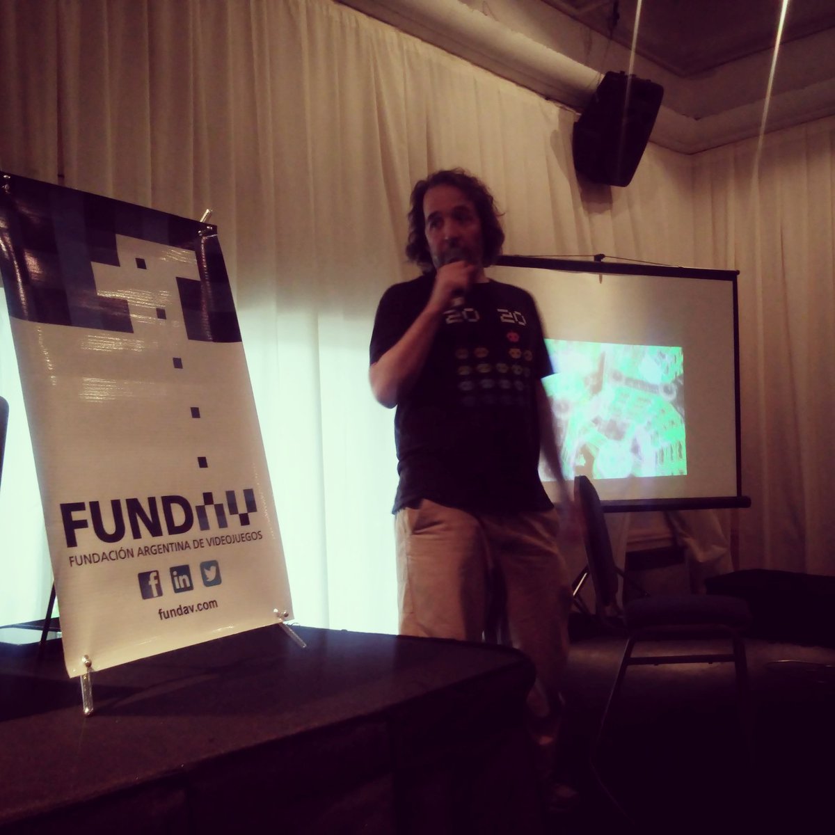 EN VIVO #tecnofields charla de <a href="/FundAV_ar/">Fundav</a> fundacion argentina de videojuegos con @alejandroipa