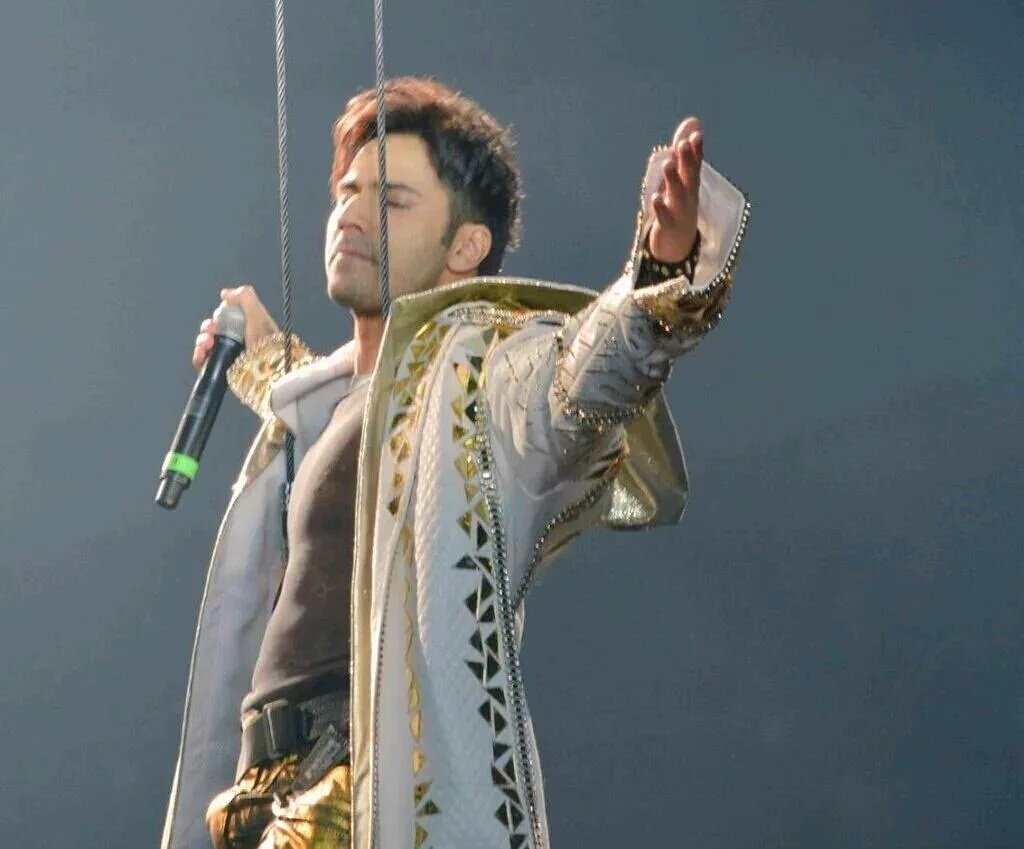 iFaridoon's tweet image. Electrifying performance by @Varun_dvn at #OracleCenter #SanJose..moist eyes during #Chunar #DreamTeamHungama