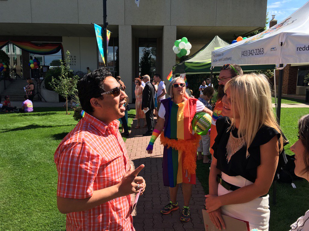 _RicardoYYC's tweet image. Chatting w @TaraVeer @CentralABPride   Happy pride Red Deer! #pride #ableg