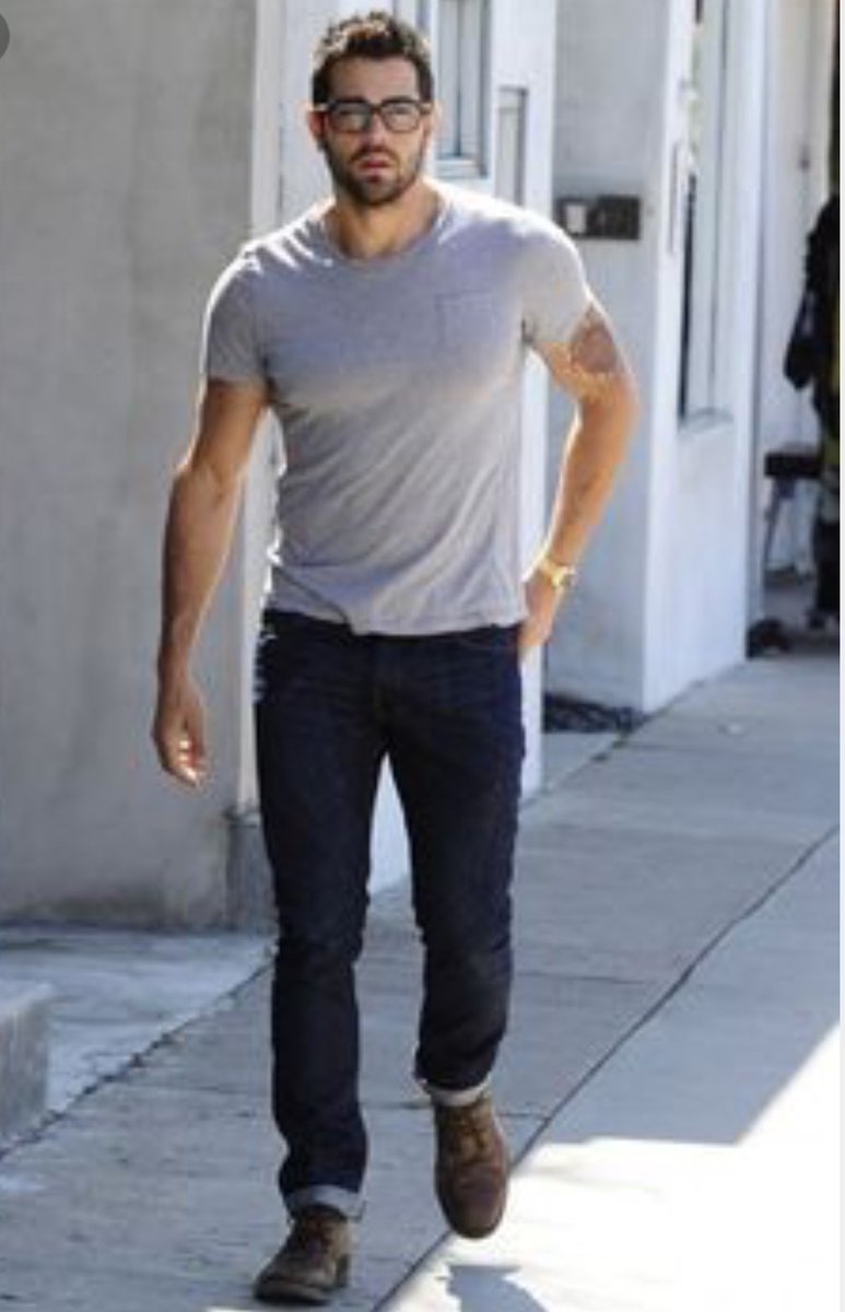 Xtc Best Band Ever Pa Twitter 私は男性のスーツ姿に胸ときめく事はないな 男性の服はどうでも良い 感じのが好き この写真みたいに朝起きてシャワー浴びて何も考えずに服を着たって感じの格好がエロかっこ良い 高過ぎず安すぎない腕時計とメガネは必須 タトゥーは