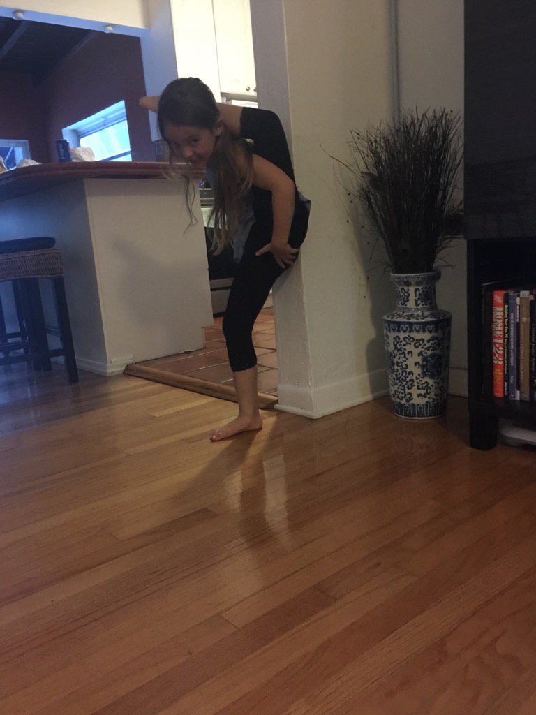 uncolored_addy's tweet photo. #greatflexibility #Ella https://t.co/uBGOKzcyod